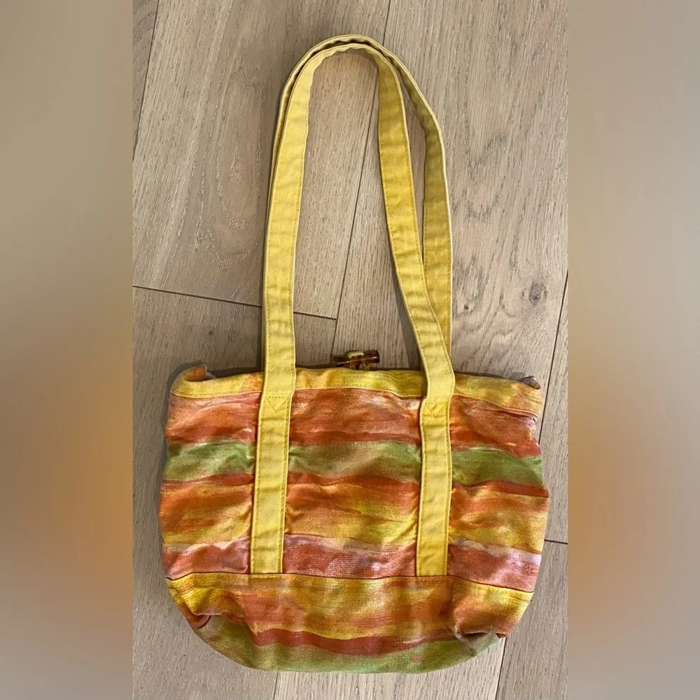 Flavia Tote Bag Peaches & Pomegranates 2006 Pockets Toggle Closure 2 Handles